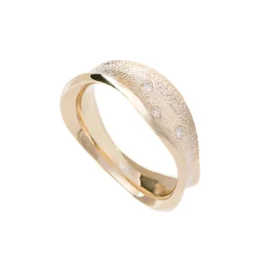 Ring i gult gull med diamanter